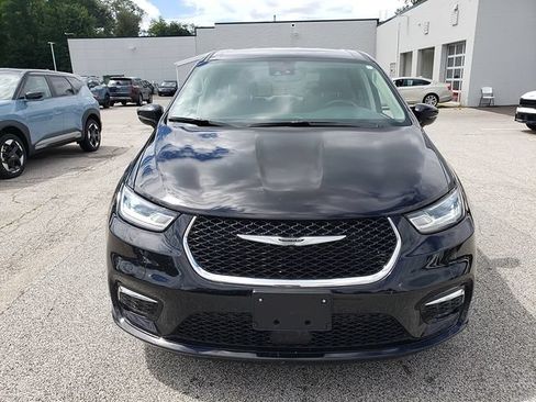 Used 2024 Chrysler Pacifica Touring-L FWD image 9