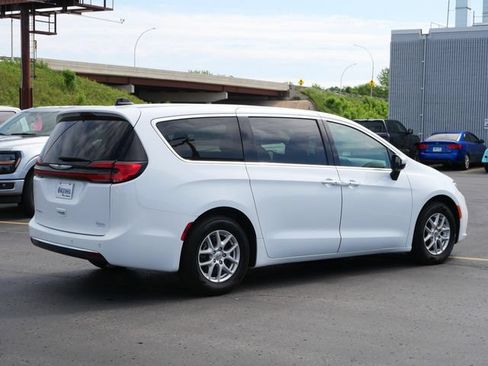 Used 2023 Chrysler Pacifica Touring-L FWD image 4