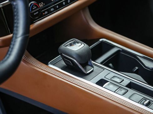 Used 2023 Nissan Pathfinder Platinum FWD image 18