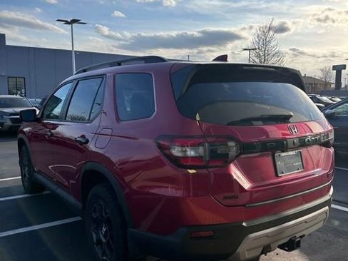 Used 2025 Honda Pilot TrailSport image 4