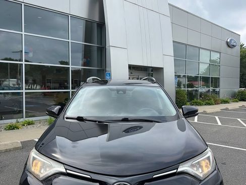 Used 2017 Toyota RAV4 XLE AWD/4WD image 2