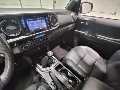 Used 2018 Toyota Tacoma TRD Off-Road w/ TRD Premium Off Road Package AWD/4WD image 36