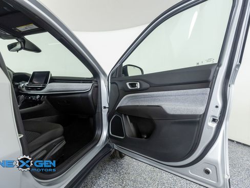 Used 2025 Jeep Compass Sport image 35