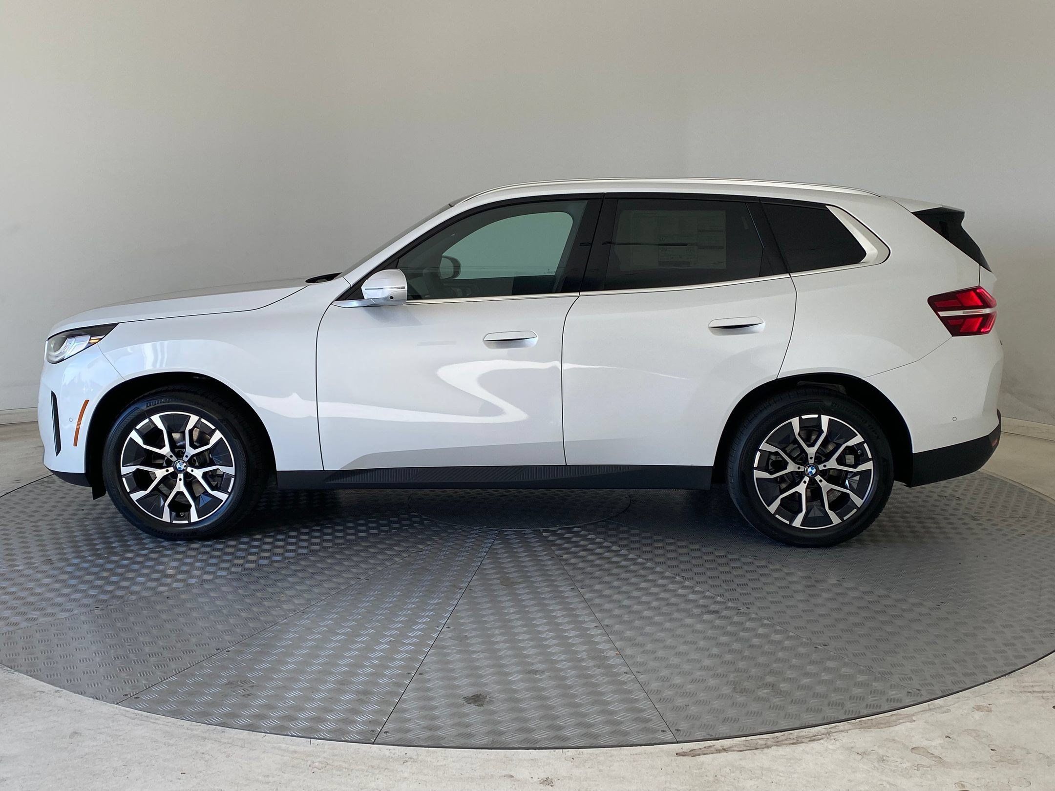 Used 2026 BMW X3 xDrive30i w/ Premium Package AWD/4WD image 2