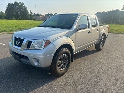 Used 2019 Nissan Frontier PRO-4X AWD/4WD image 3