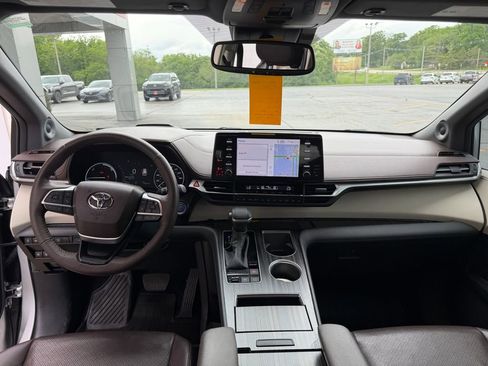 Used 2024 Toyota Sienna Platinum FWD image 12