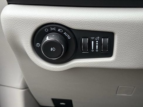 Used 2024 Chrysler Pacifica Touring-L FWD image 24