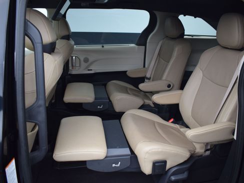 Used 2023 Toyota Sienna Limited image 15
