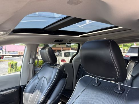 Used 2023 Chrysler Pacifica Limited FWD image 28