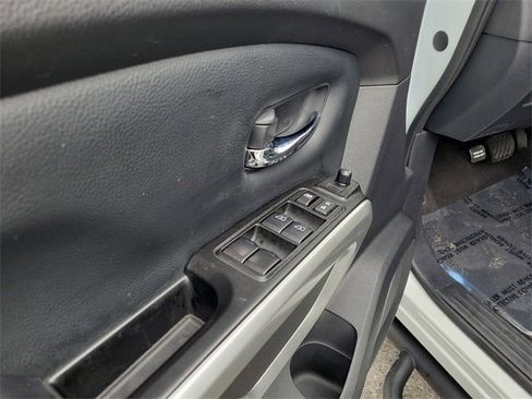 Used 2024 Nissan Titan SV w/ SV Convenience Package image 9