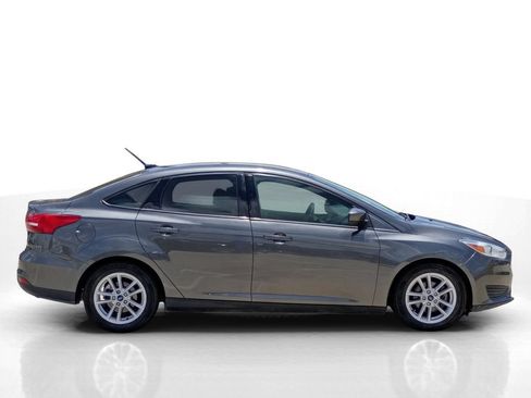 Used 2018 Ford Focus SE FWD image 4