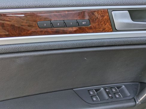 Used 2014 Volkswagen Touareg TDI image 10