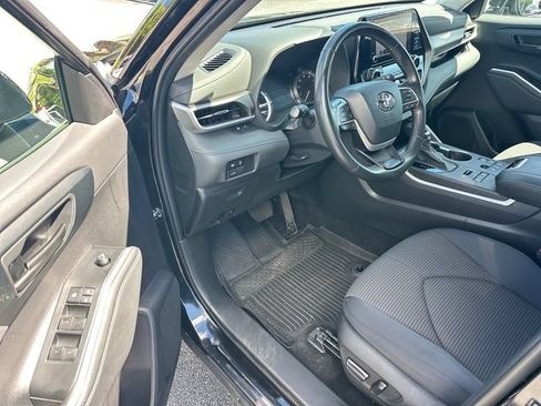 Used 2024 Toyota Highlander LE AWD/4WD image 9