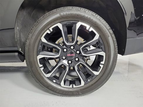 Used 2022 GMC Yukon XL Denali w/ Denali Premium Package image 10