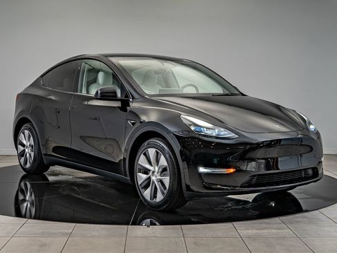 Used 2024 Tesla Model Y Long Range AWD/4WD image 3
