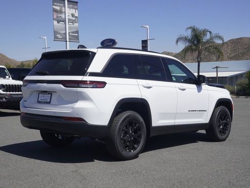 New 2026 Jeep Grand Cherokee Altitude image 4