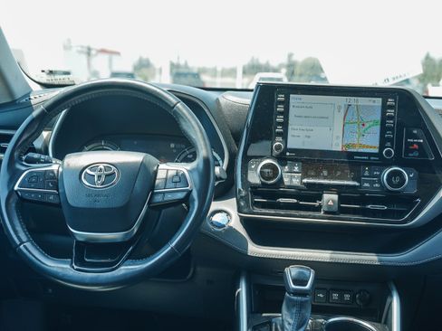 Certified 2021 Toyota Highlander XLE AWD/4WD image 14
