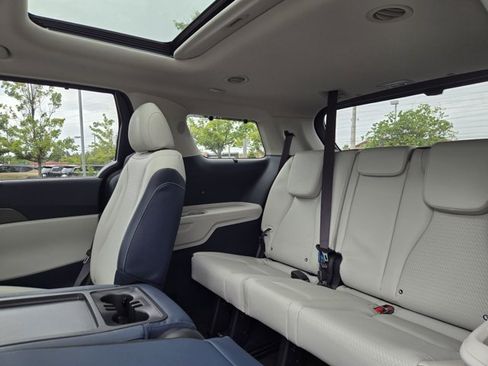 Certified 2025 Kia Carnival SX Prestige FWD image 16
