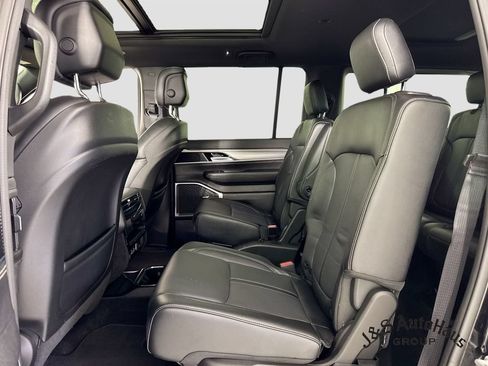 Used 2023 Jeep Wagoneer Series II AWD/4WD image 28