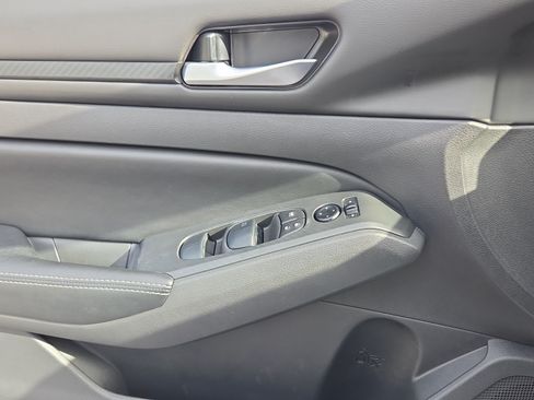 Used 2025 Nissan Altima 2.5 SV FWD image 30