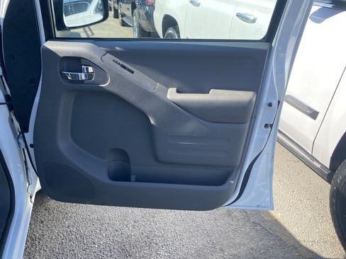 Used 2018 Nissan Frontier SV image 26