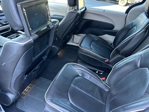 Used 2022 Chrysler Pacifica Limited w/ Uconnect Theater Family Group FWD image 11