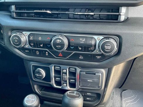 New 2025 Jeep Gladiator Sport image 18