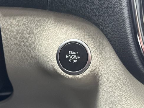 Used 2025 Volvo XC40 B5 Plus w/ Protection Package Premier image 25