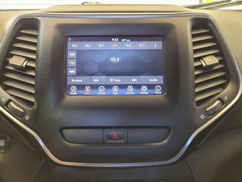 Used 2019 Jeep Cherokee Latitude Plus w/ Cold Weather Group AWD/4WD image 25