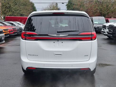 New 2026 Chrysler Pacifica Select image 6