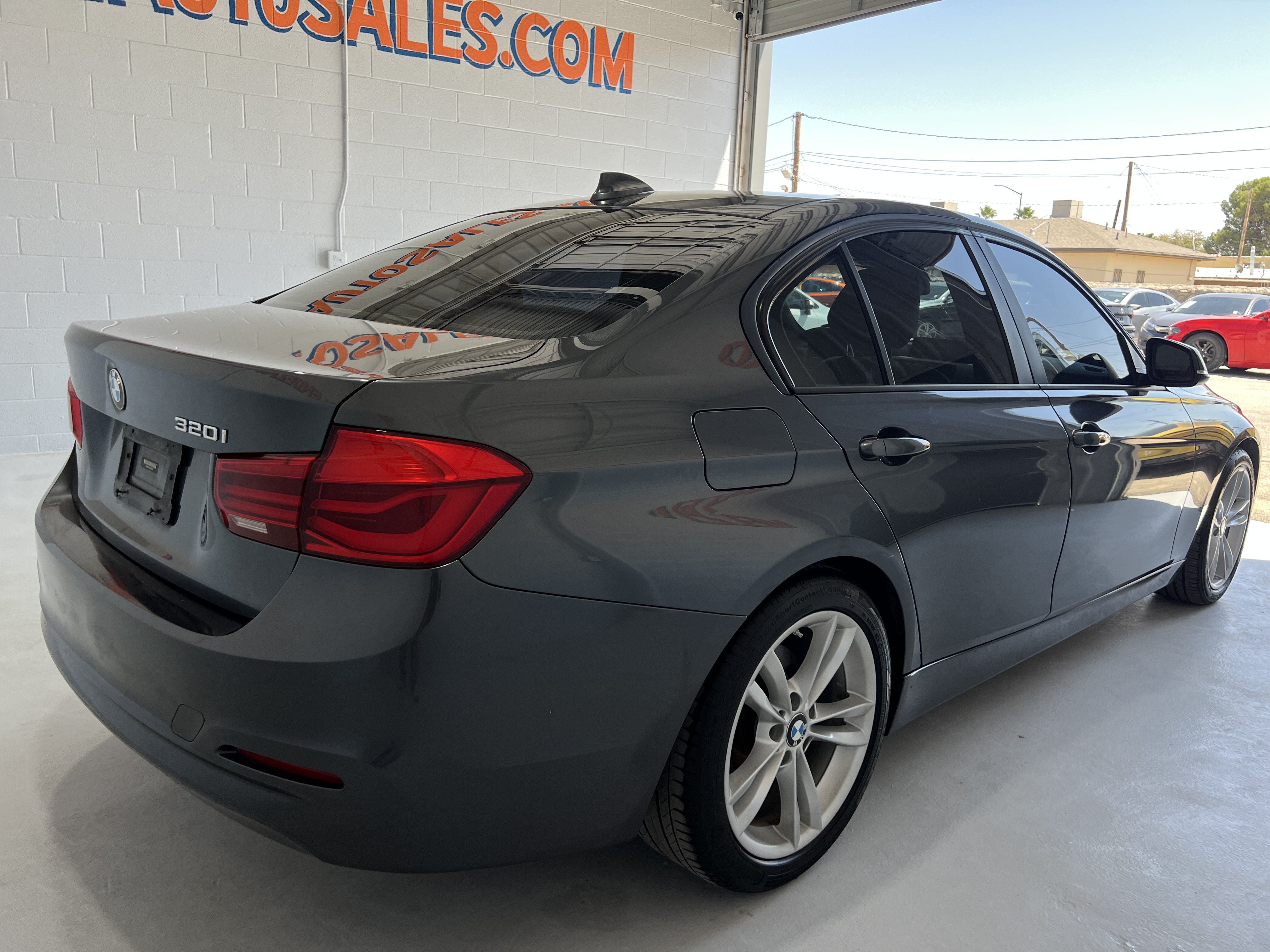 Used 2016 BMW 320i Sedan RWD image 5