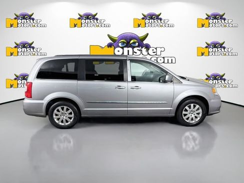 Used 2016 Chrysler Town & Country Touring FWD image 4