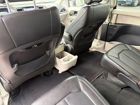 Used 2023 Chrysler Pacifica Touring-L FWD image 15