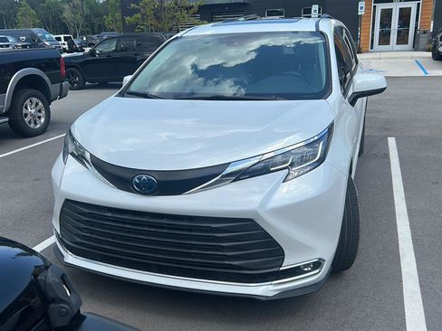 Used 2022 Toyota Sienna XLE image 9