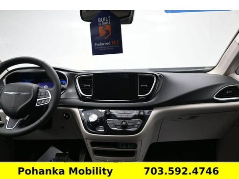 Used 2024 Chrysler Pacifica Touring-L FWD image 9