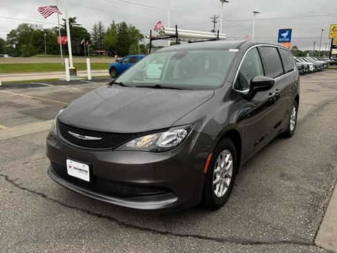 Used 2023 Chrysler Voyager LX FWD image 31