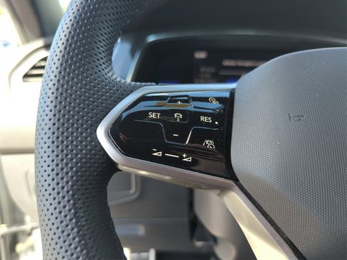 Used 2022 Volkswagen Tiguan SE R-Line image 41