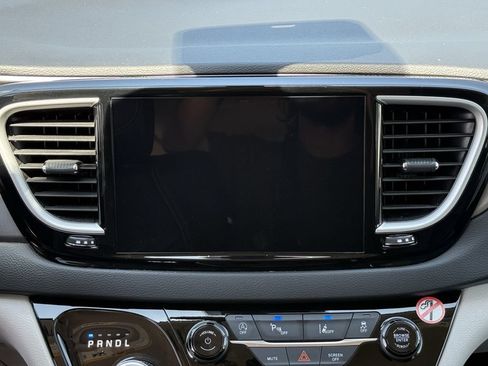 Used 2024 Chrysler Pacifica Touring-L FWD image 16