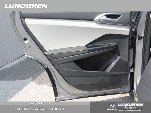 Used 2025 Volkswagen Taos SE image 29