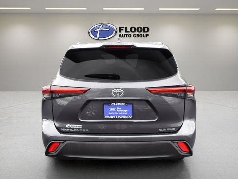 Used 2021 Toyota Highlander XLE AWD/4WD image 5