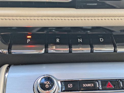 Used 2024 Lincoln Aviator AWD w/ Premium Package image 17