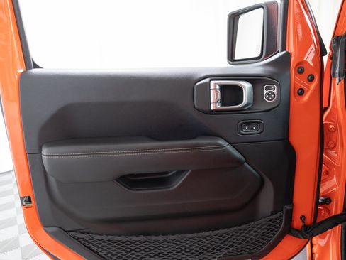 Used 2019 Jeep Wrangler Unlimited Sahara w/ Quick Order Package 24M Moab AWD/4WD image 11