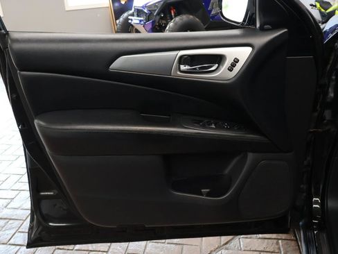 Used 2017 Nissan Pathfinder Platinum AWD/4WD image 16