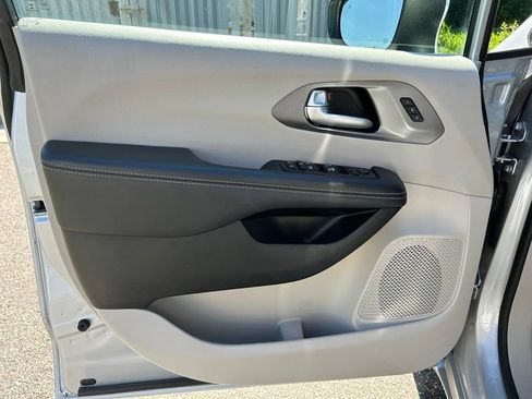 Used 2023 Chrysler Pacifica Touring-L FWD image 18