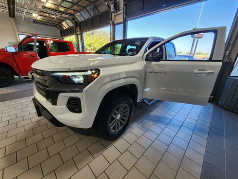 Used 2025 Chevrolet Colorado LT w/ LT Convenience Package RWD image 2