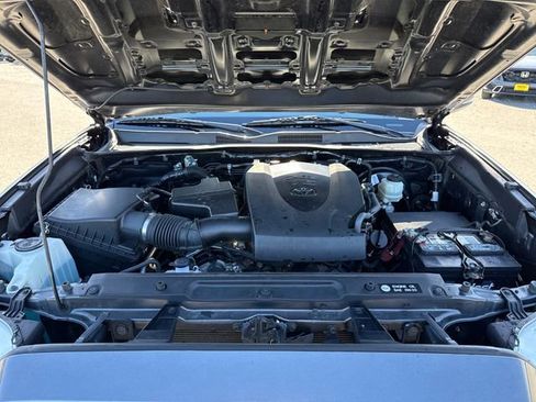 Used 2019 Toyota Tacoma TRD Sport w/ Technology Package AWD/4WD image 31