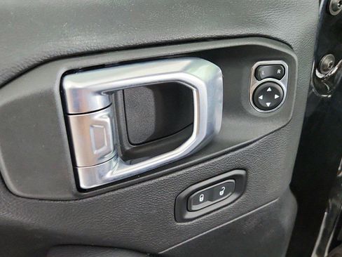 Used 2021 Jeep Wrangler Unlimited Sahara AWD/4WD image 18