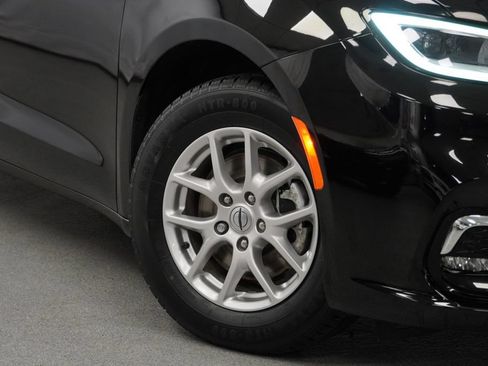 Certified 2024 Chrysler Pacifica Touring-L FWD image 5