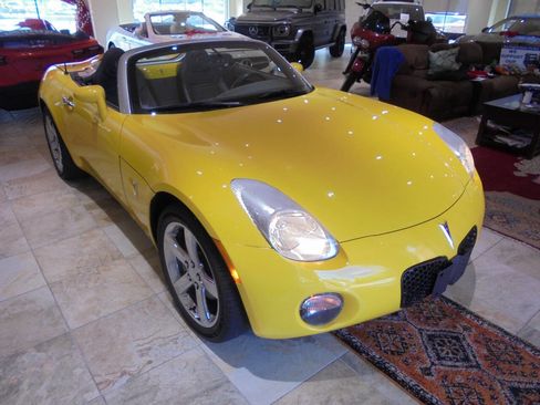 Used 2007 Pontiac Solstice Convertible RWD image 3