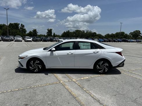 New 2025 Hyundai Elantra Limited FWD image 13